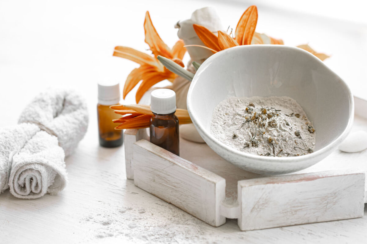How to combine clay with essential oils